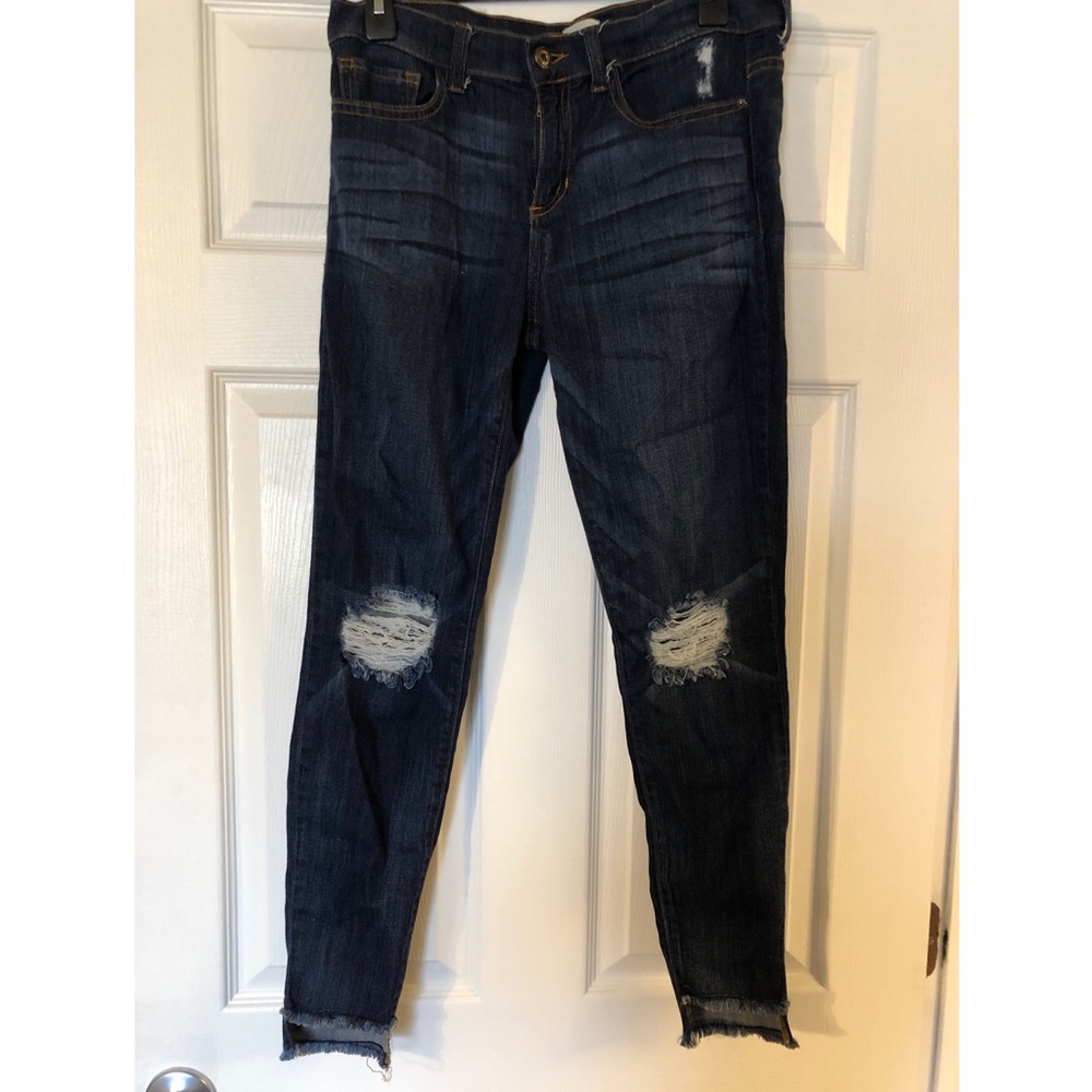SUPER CUTE distressed denim skinny jeans!!